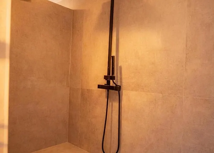 Mit Pool Und Garten Villa